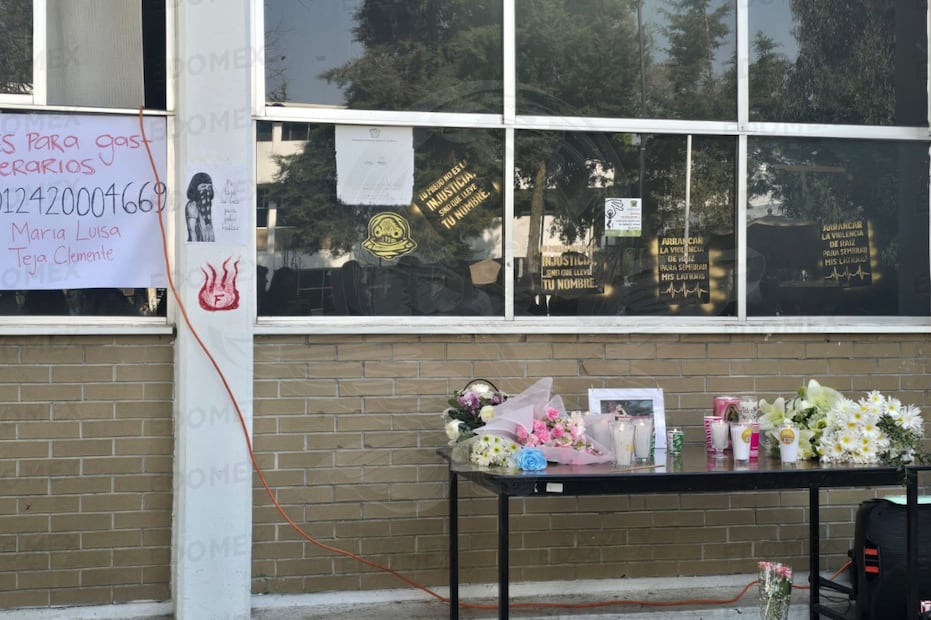 Para honrar su memoria, amigos y compañeros de escuela colocaron en la explanada de la institución un altar en el que depositaron veladoras y flores. Foto: Alma Rodríguez