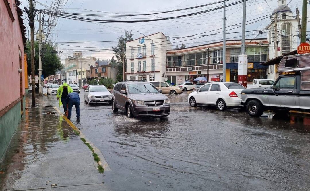 Una fuerte lluvia con granizo causó encharcamientos menores en Metepec, pero las acciones preventivas del municipio evitaron afectaciones mayores. Foto: Especial