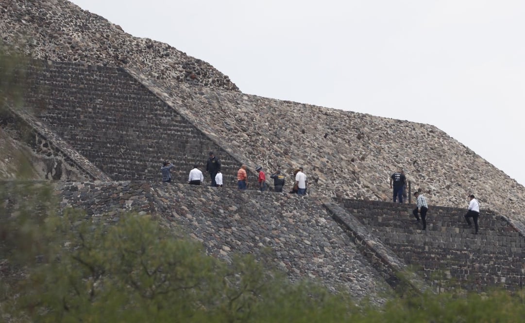 Agentes federales ingresan por la Puerta 3 de Teotihuacán para dar inicio a las valoraciones judiciales. Foto Diego Simón / El Universal