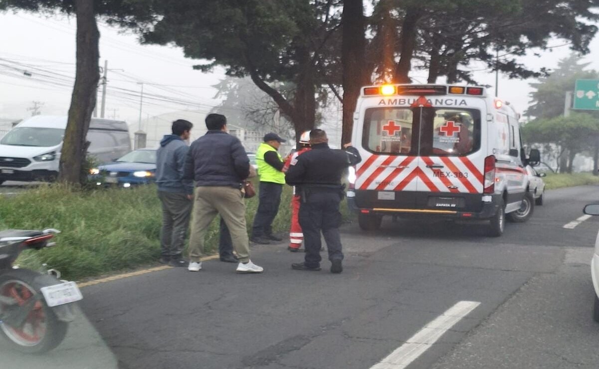 Paramédicos de la Cruz Roja auxiliaron a un hombre que circulaba en una motocicleta, quien resulto lesionado. Foto: Especial