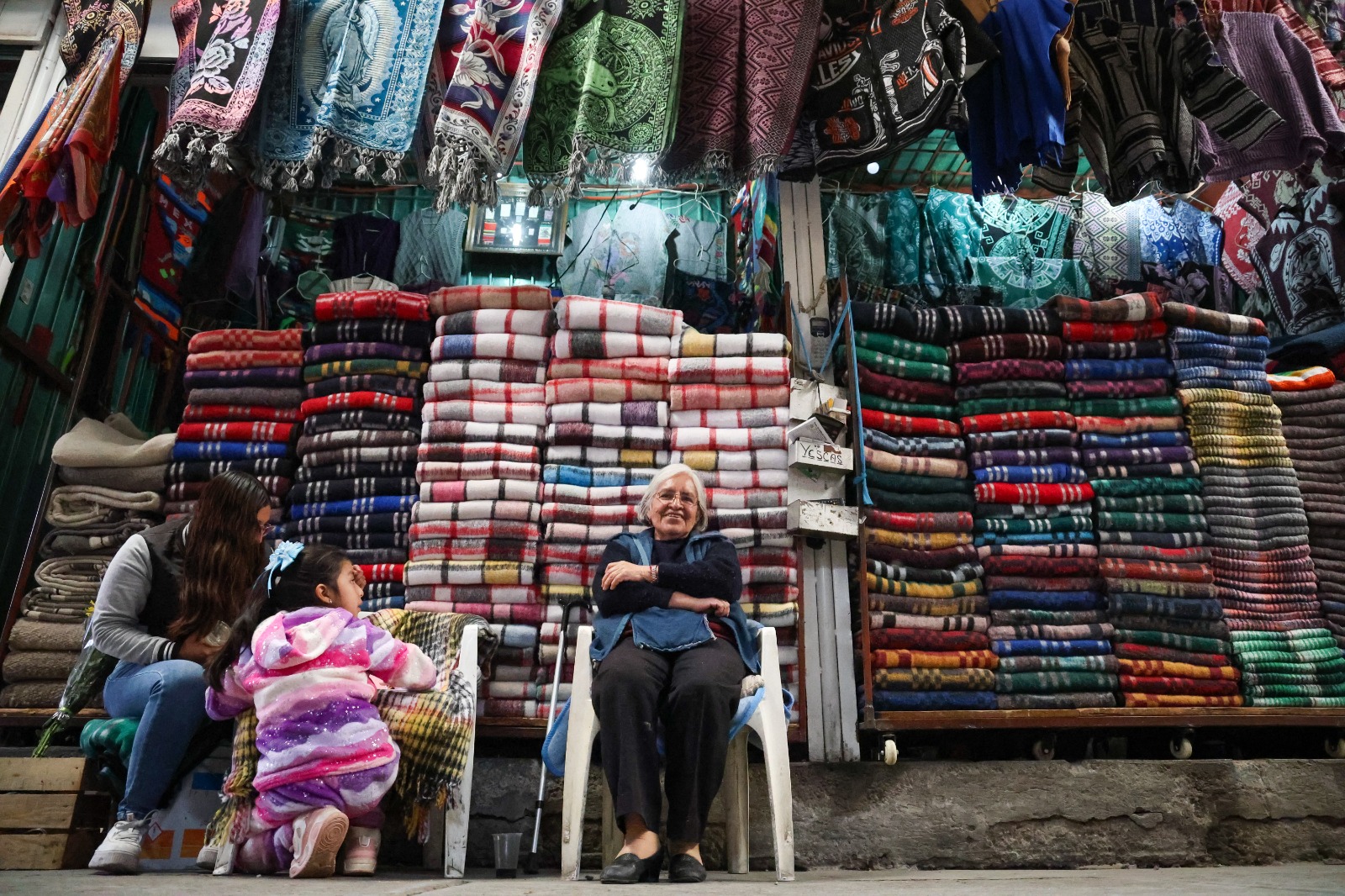 Guadalupe Yescas, tejedora tradicional de Chiconcuac, estima que a la fecha sólo quedan unas 30 personas que aún se dedican a la confección de prendas a mano y con lana. Foto Luis Camacho