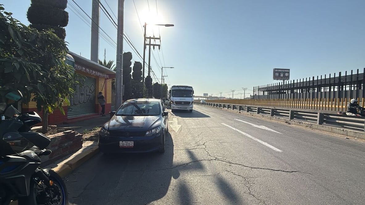 Pasajeros narraron a las autoridades que el hombre de 40 años de edad, fue herido en dos ocasiones luego de que uno de los ladrones accionó su arma contra él, dejándolo mal herido en el piso del camión. Foto: especial