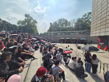 VIDEO Cientos de jóvenes se reúnen en la Estela de Luz para escuchar a Macario; “Sueña lindo corazón” sigue siendo sensación en internet