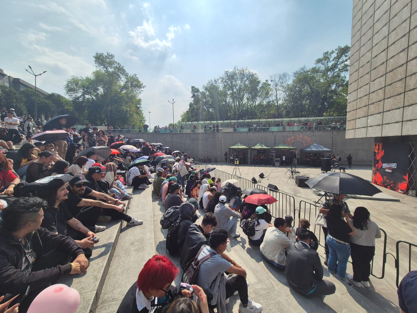 VIDEO Cientos de jóvenes se reúnen en la Estela de Luz para escuchar a Macario; “Sueña lindo corazón” sigue siendo sensación en internet