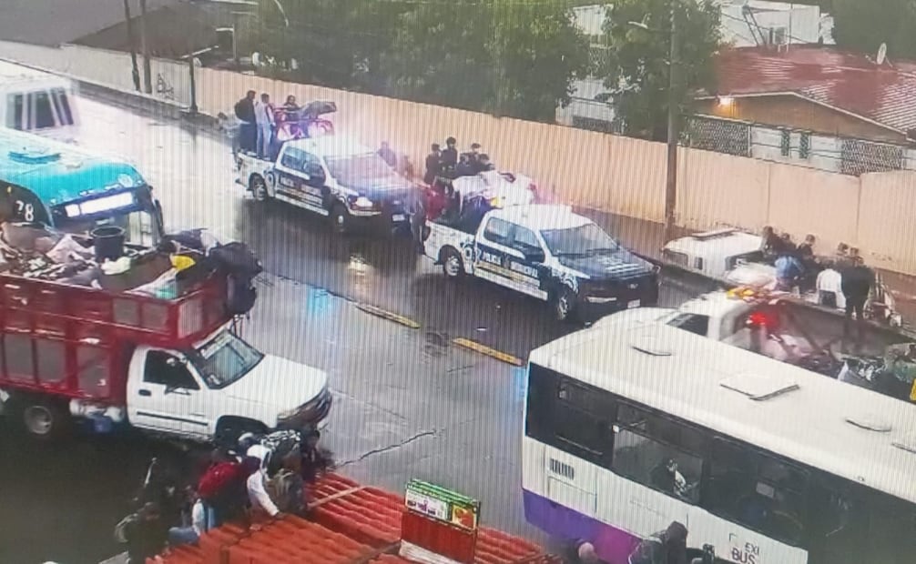 Cuadrillas de Sapase y Protección Civil trabajan a marchas forzadas con camiones vactor para desazolvar las coladeras colapsadas. Foto Especial
