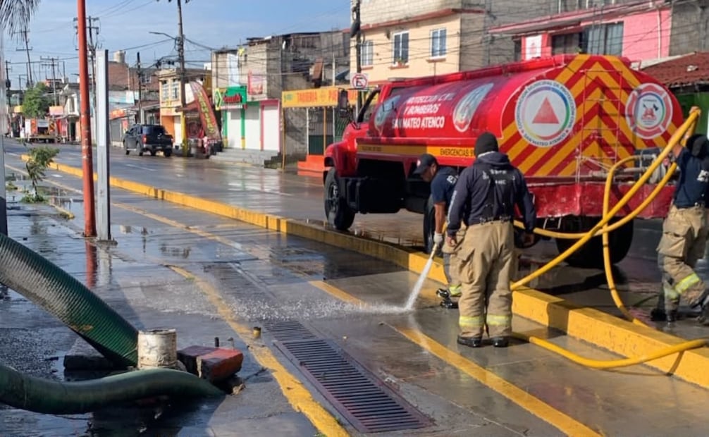La intensa lluvia registrada durante la noche del viernes provocó afectaciones en vialidades de San Mateo Atenco. Foto especial