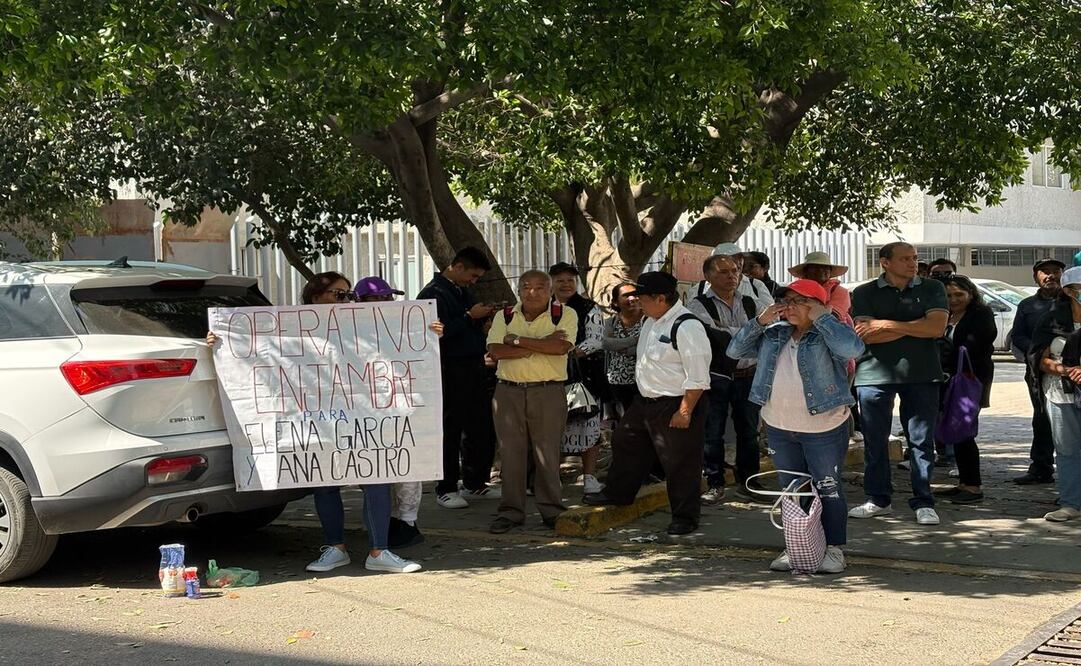 En la Torre II de los Juzgados Penales de Cuautitlán, los vecinos de la colonia El Paraje Fimesa se manifestaron tras la comparecencia del abogado Francisco Fuentes. Foto: Arturo Contreras / El Universal Estado de México