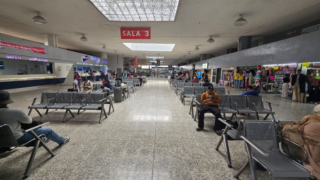 Unidades de Flecha Roja y Zina-bus permanecen estacionadas ante la falta de garantías de seguridad en las carreteras. Foto Alma Rodríguez / El Universal