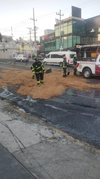 Tras el cierre de la vialidad se llevan a cabo labores de limpieza en la zona. Foto, Especial