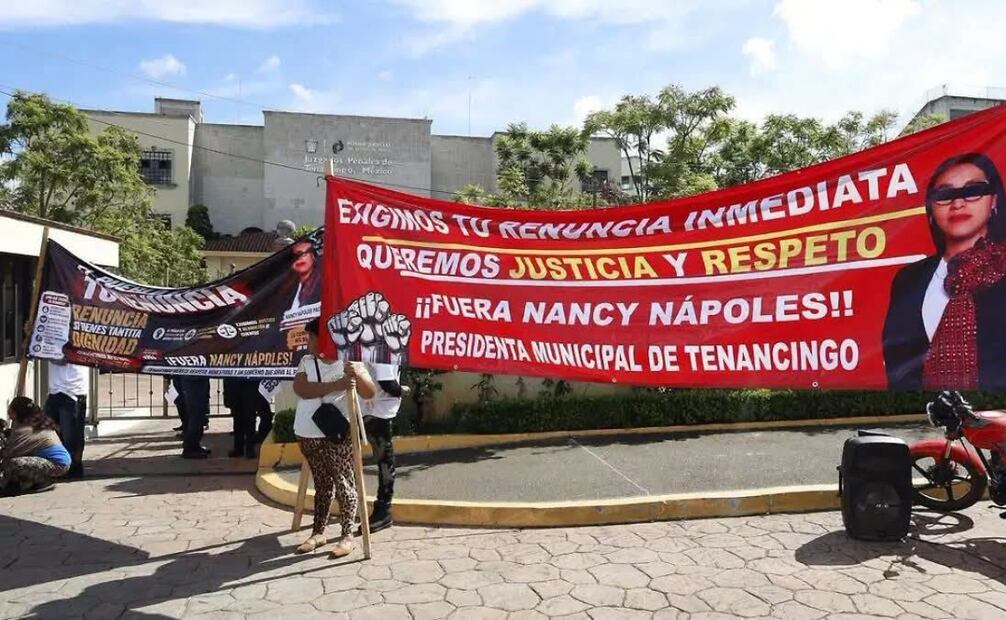 Vecinos de Tenancingo se manifiestan con pancartas afuera de los juzgados del municipio para exigir la renuncia inmediata de la presidenta municipal. Foto Especial