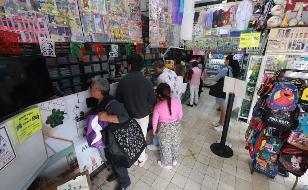 El presupuesto varía drásticamente, desde los 800 pesos para preescolar público hasta los 7,500 pesos en colegios privados. Foto Alejandro Vargas / El Universal