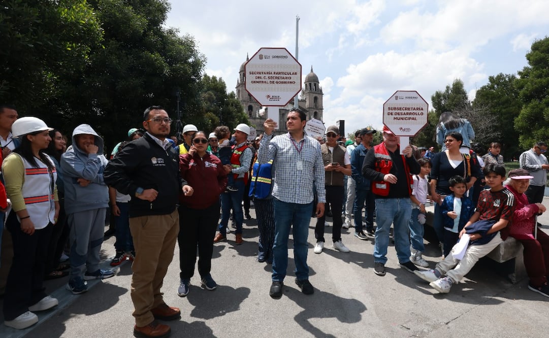 Trabajadores de Palacio de Gobierno participaron en el Segundo Simulacro Nacional realizado este sábado en Toluca. Foto Alejandro Vargas /El Universal