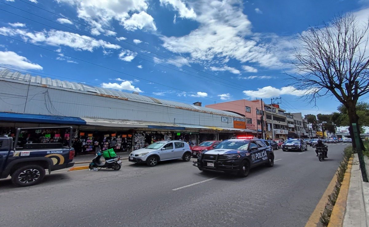 La actividad de los comerciantes informales ha provocado la incertidumbre de peatones que deben cruzar esta zona a diario. Foto: Arturo Hernández
