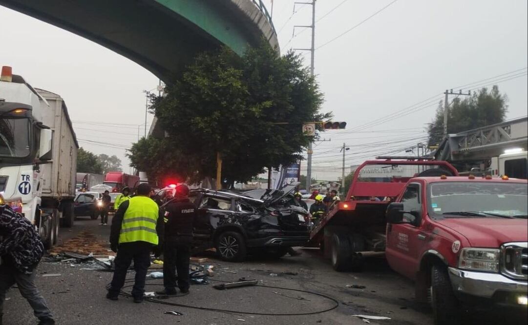 Al caer del puente golpeó un tráiler y otro auto, sin causar mayores daños / Foto Especiales