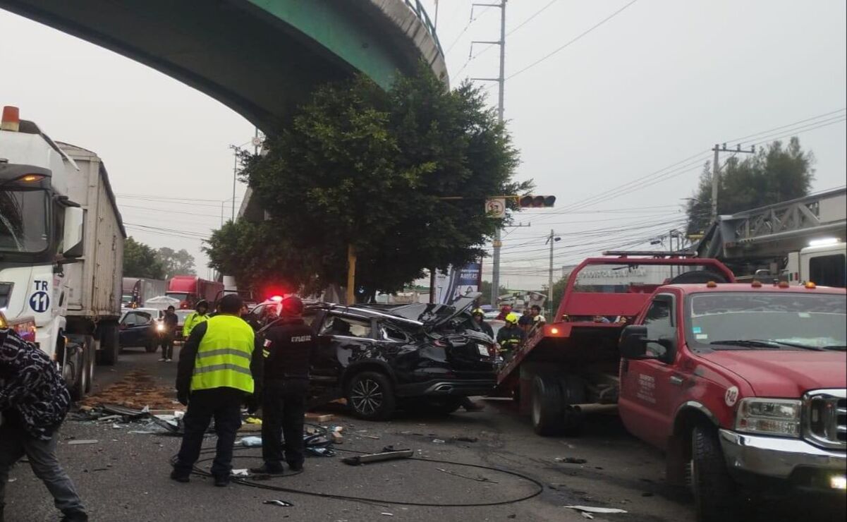Accidente en Cuautitlán: Vehículo cae de puente y pasajeros sobreviven