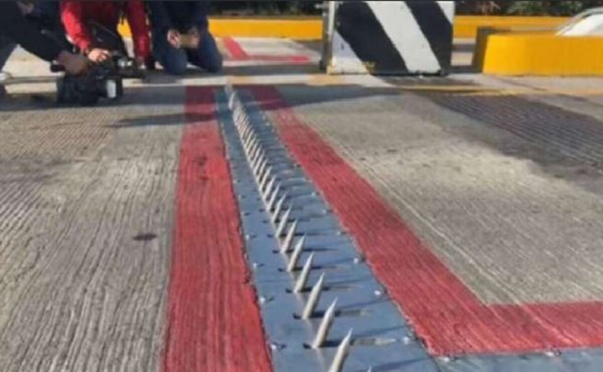 Instalación de “ponchallantas” en la autopista México-Pachuca / Foto: Especial