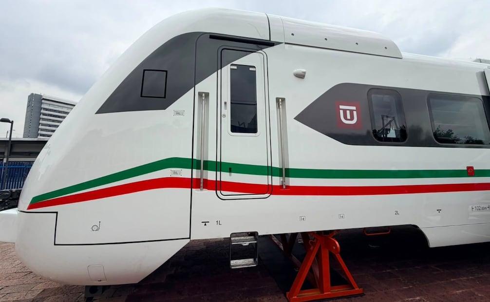 El modelo a escala real del tren Buenavista-Pachuca arribó a la explanada de la estación tras desembarcar en el puerto de Lázaro Cárdenas, Michoacán. Foto Especial