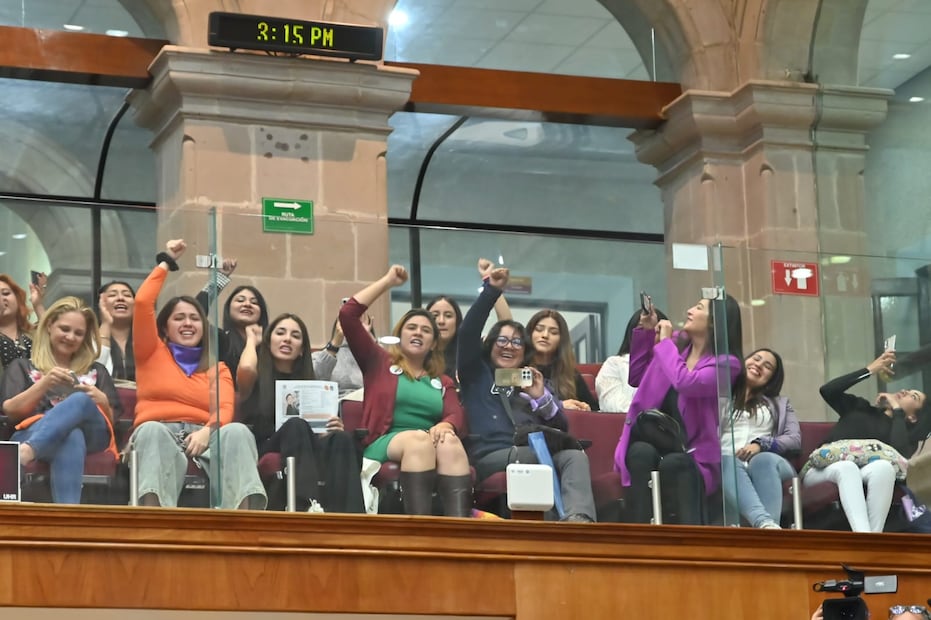 Colectivos feministas acompañaron la sesión donde se reconoció a la violencia vicaria como un delito de género específico. Foto Especial