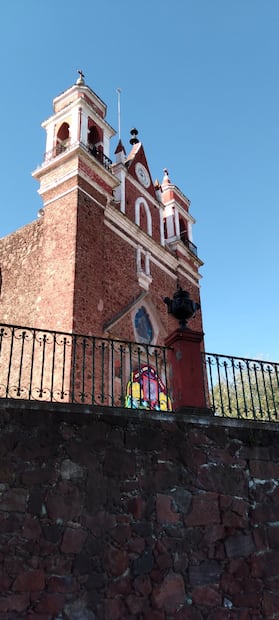 La iglesia del Calvario, ubicada en Metepec, se halla en las escalinatas del mismo nombre. Foto. Cortesía Gabriel Sánchez