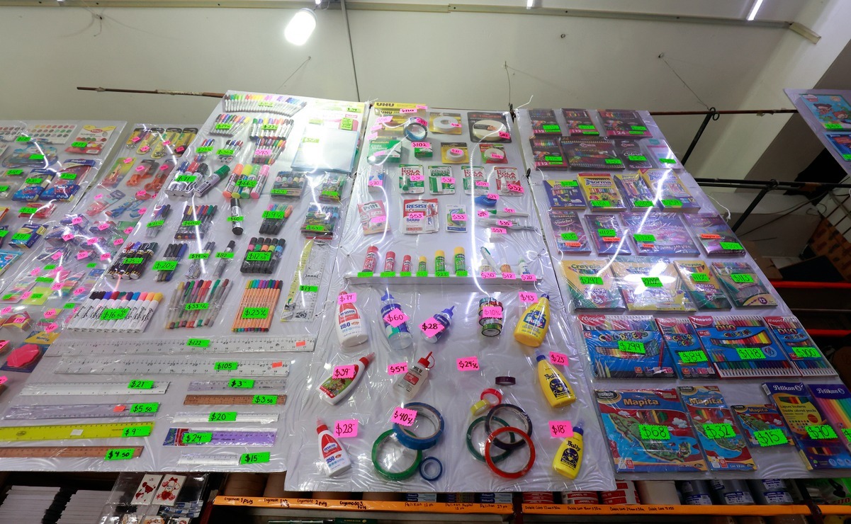 Actualmente, los paquetes que reparte la Secretaría de Educación en la entidad mexiquense incluyen cuadernos, lápices, bolígrafos, colores, pegamento, regla, entre otros / Foto: Alejandro Vargas