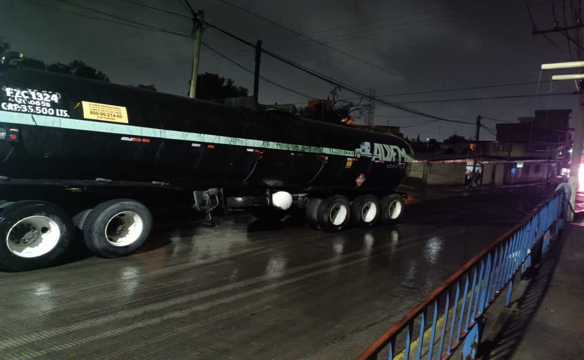 Bomberos de Ecatepec llegaron al sitio para atender el derrame del asfalto caliente que era transportado por una pipa. Foto: Especial