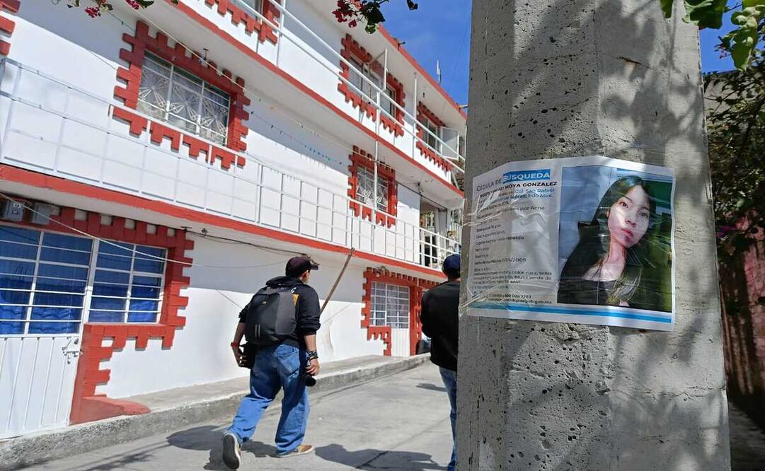 Autoridades, familiares y amigos entregan y pegan la ficha de búsqueda de la joven / Foto Gisela González