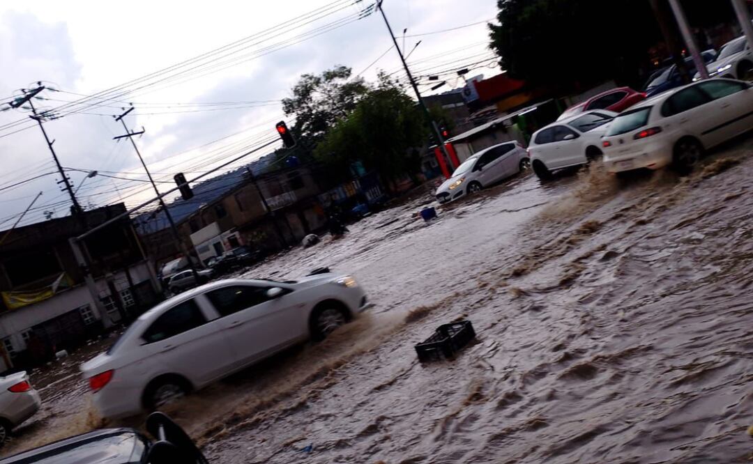 Las intensas lluvias de hoy dejaron calles de Ecatepec bajo el agua. Equipos de emergencia trabajan para desahogar las vialidades y apoyar a los afectados. Foto: Especial