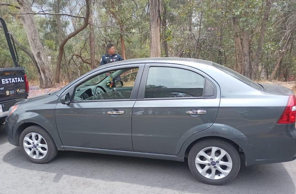 , fueron detenidos José “N”, de 43 años, y Alejandro “N”, de 23, quienes fueron informados de sus derechos y trasladados, junto con el vehículo, ante el Ministerio Público, donde se determinará su situación jurídica. Foto: especial