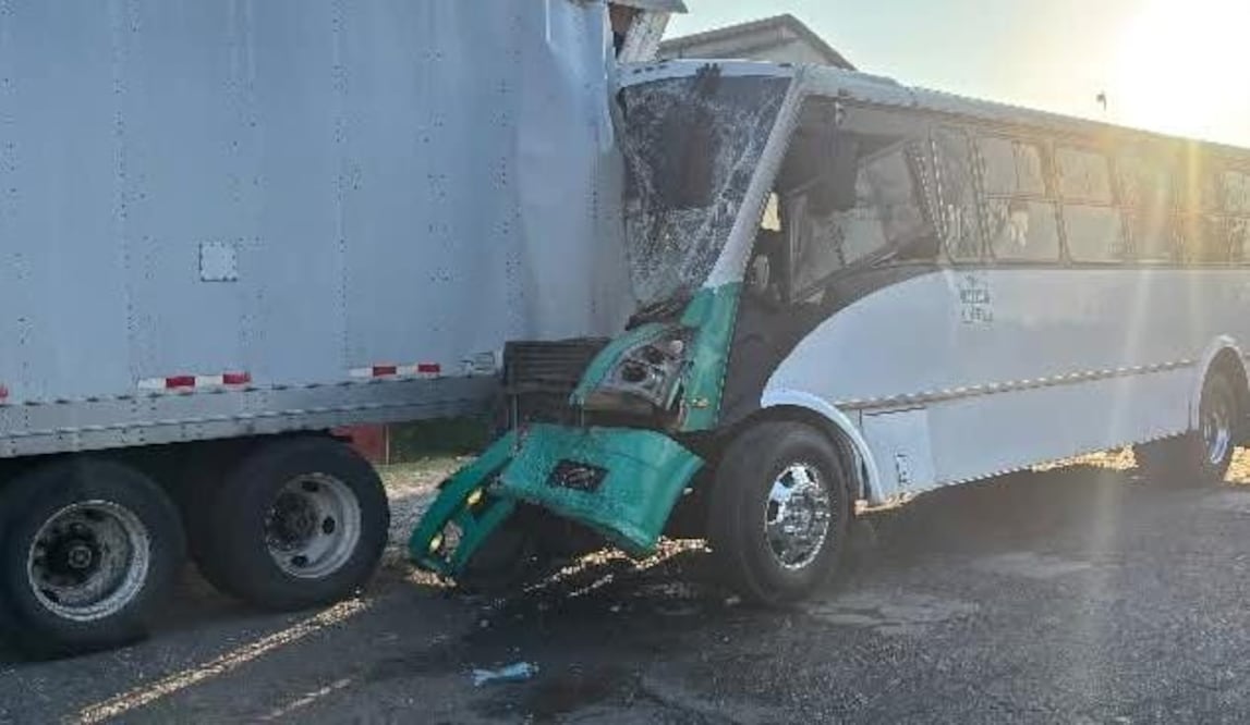 El camión de la línea Tlachaloya quedó destrozado de la parte frontal tras impactarse contra un tráiler cerca de la Universidad de la Salud. Foto Especial