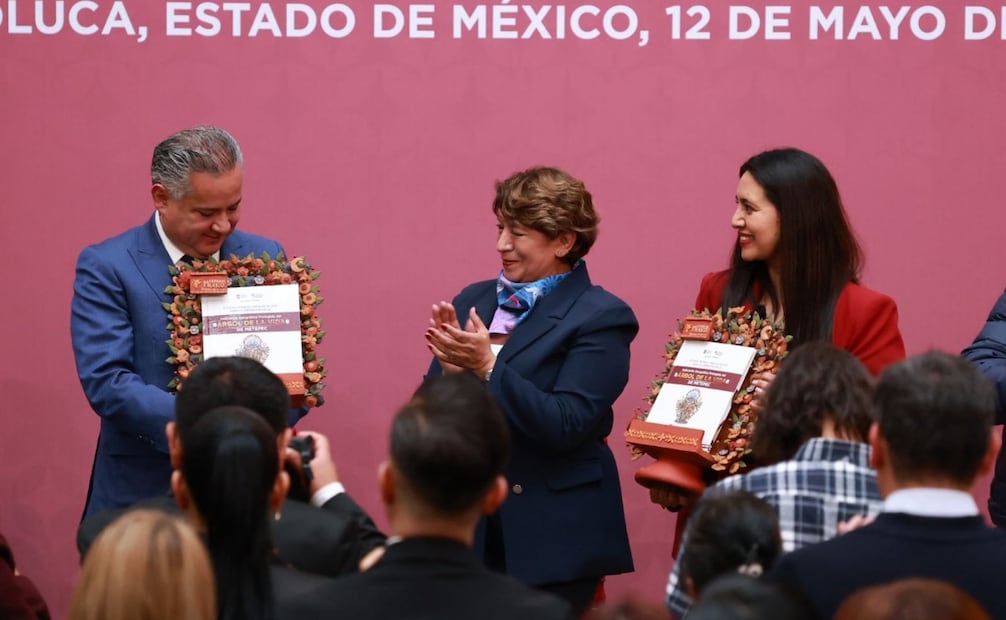 La gobernadora Delfina Gómez develó la placa que reconoce al Árbol de la Vida como patrimonio protegido de Metepec. Foto Alejandro Vargas / El Universal