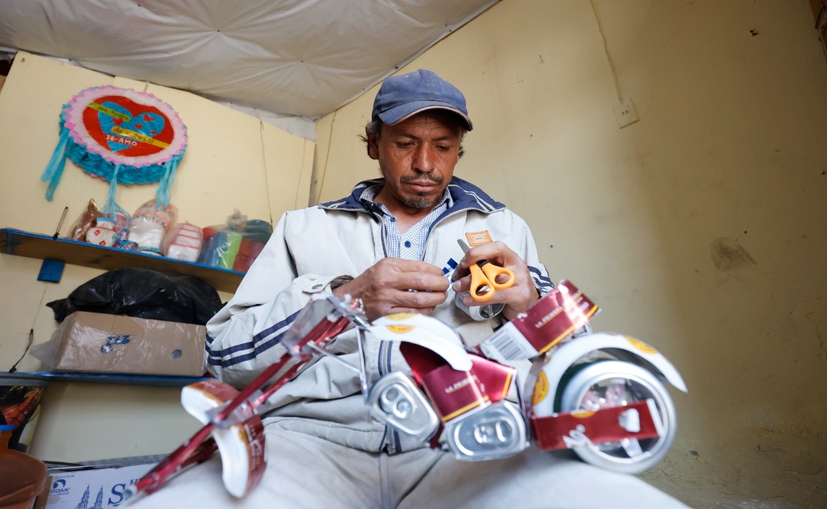 Con sus manos, da forma a las latas para asemejar las partes de la motocicletas. Foto: Alejandro Vargas