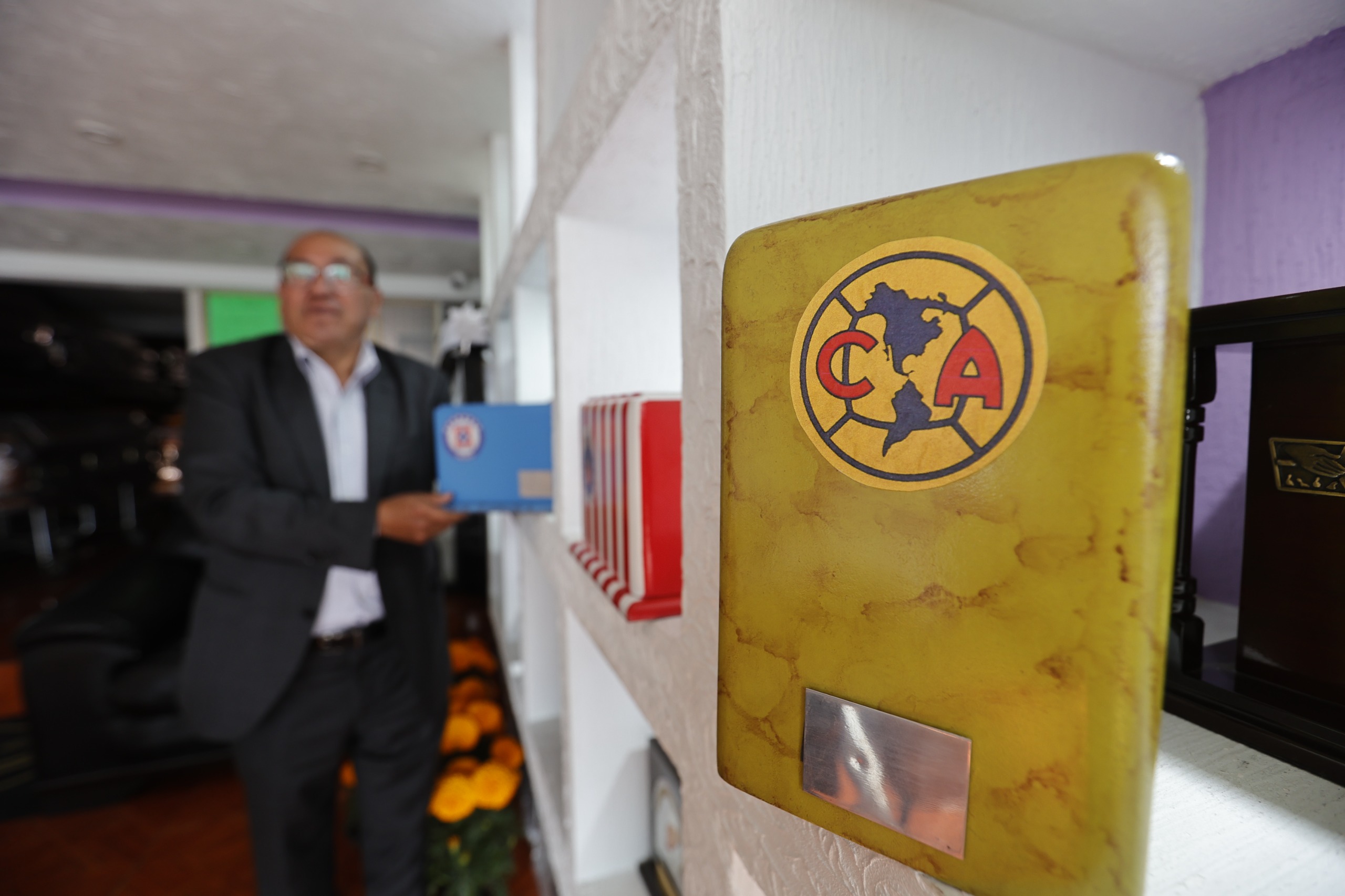 Las urnas o féretros pueden ir con el equipo favorito del difunto. Foto Jorge Alvarado