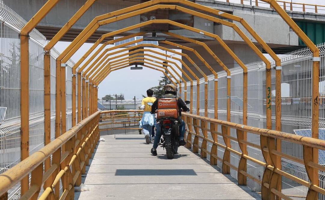 Para los motociclistas es más fácil cruzar los carriles de Alfredo del Mazo por estos puentes / Foto: Alejandro Vargas