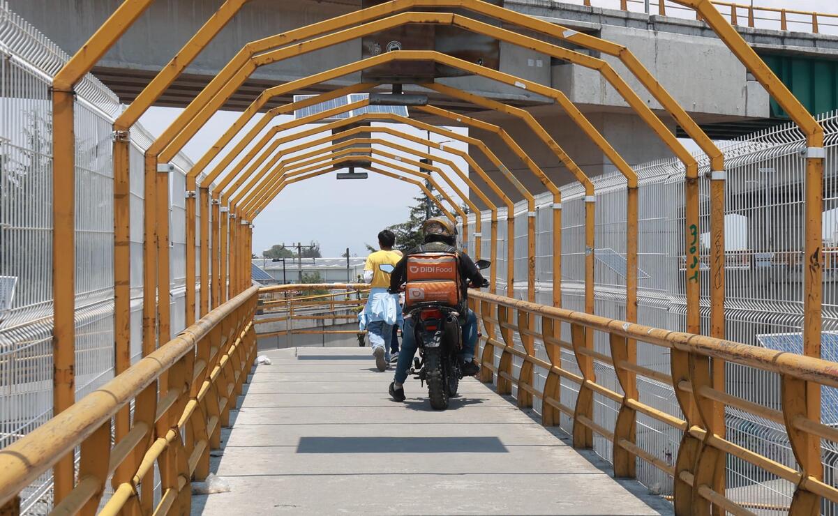 Riesgo en puentes de Toluca: Motos ponen en peligro a peatones