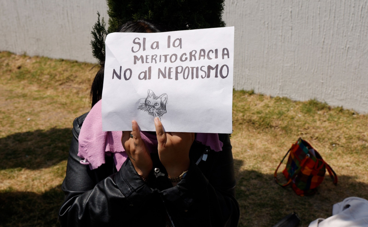 El tendedero de denuncias en FACICO, UAEMéx, se llenó de mensajes anónimos exponiendo carencias y denuncias de acoso. Foto: Arturo Hernández