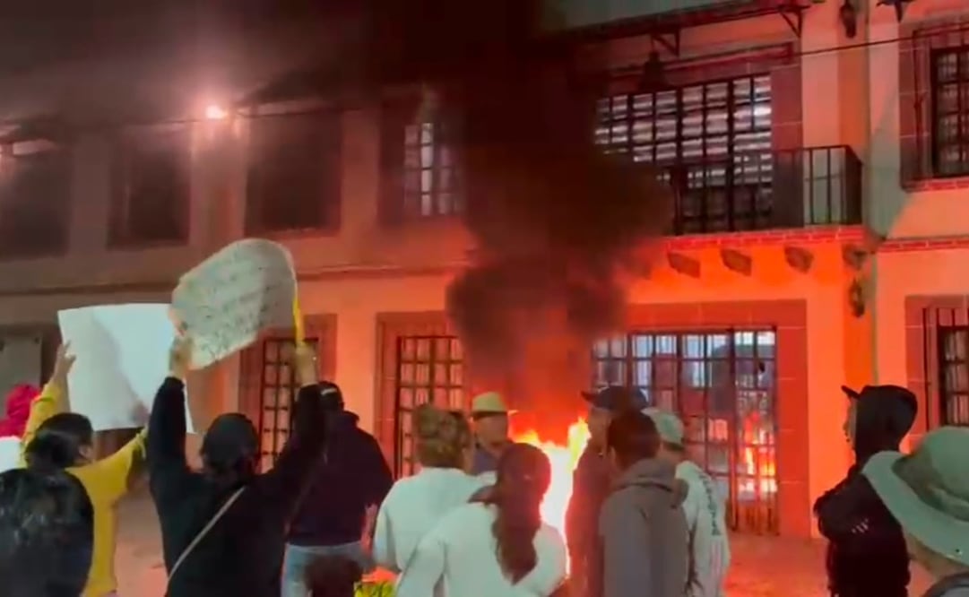 Vecinos de la comunidad de Tulteca Teopan queman llantas frente al palacio municipal de Tepetlaoxtoc en protesta por la falta de acuerdos para reconstruir su escuela. Foto Especial