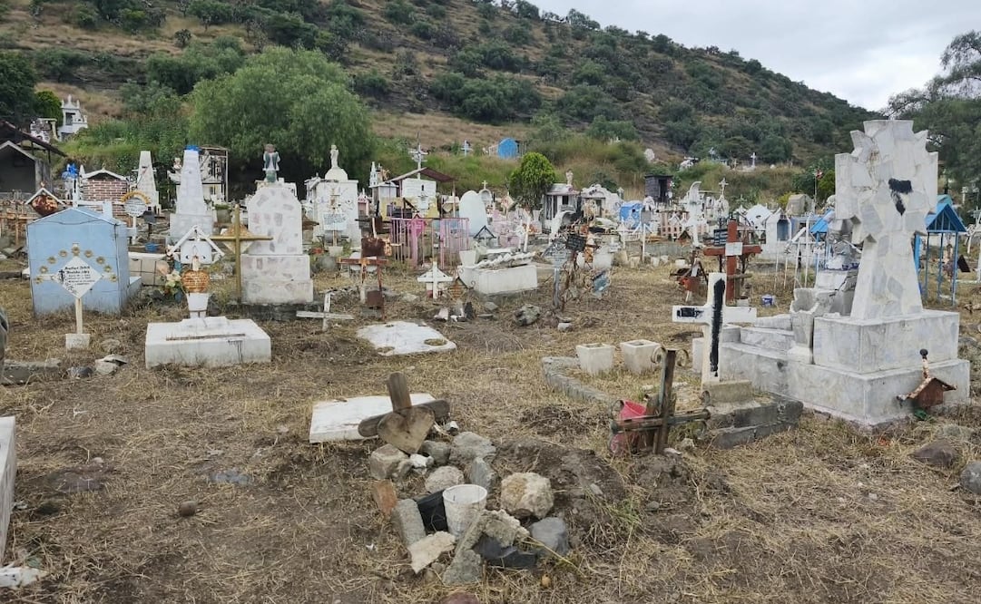 El programa de exhumaciones busca liberar fosas que permanecen en el olvido en los panteones de Valle de Chalco. Foto Emilio Fernández / El Universal