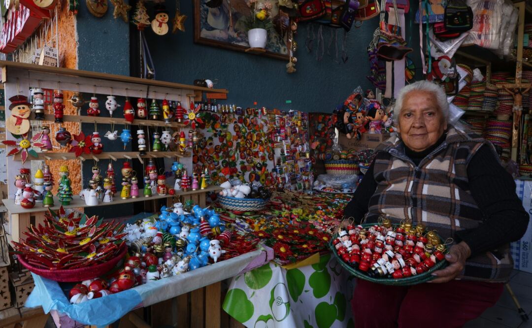 Artesanos de San Antonio la Isla innovan y crean figuras alusivas en madera Foto: Arturo Hernández
