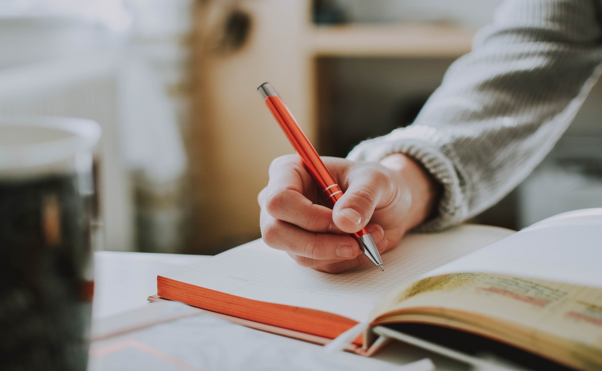 Escribir es una actividad compleja que te ayudará a recordar lo aprendido. Foto: Especial
