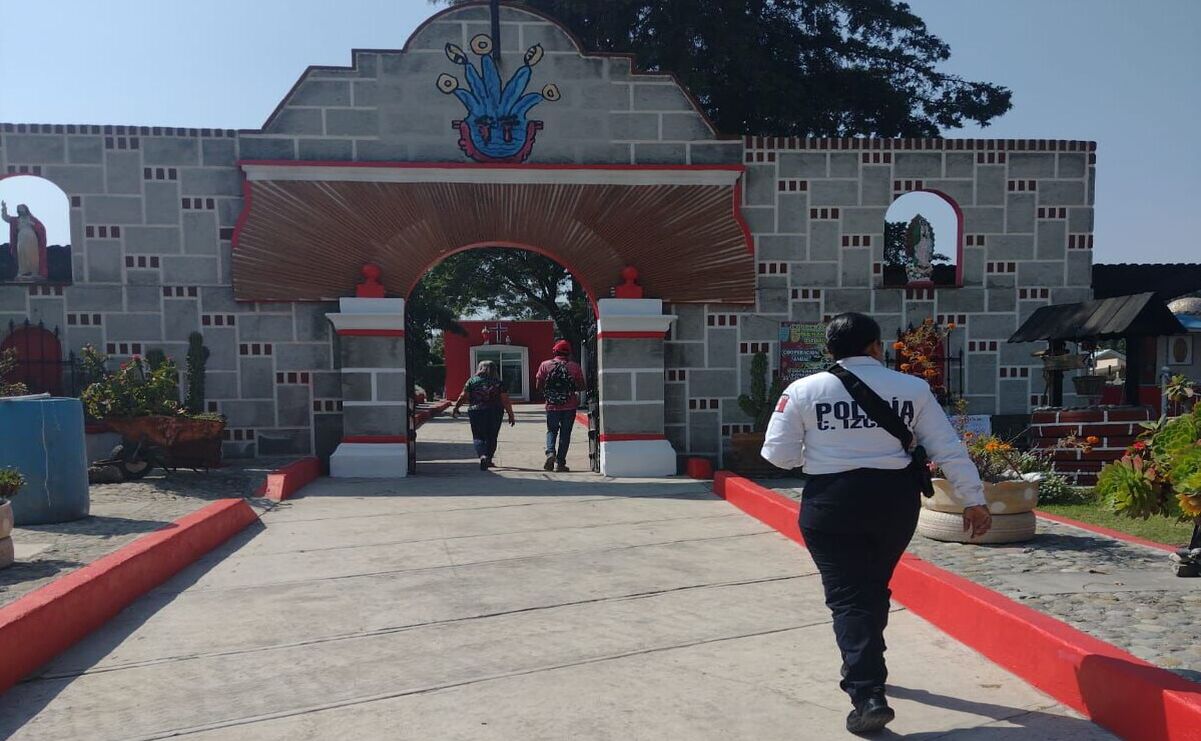 Protección y prevención: Personal de Protección Civil y Bomberos de Cuautitlán Izcalli realiza recorridos en panteones para garantizar la seguridad de la ciudadanía durante el Día de Muertos / Foto: Especial