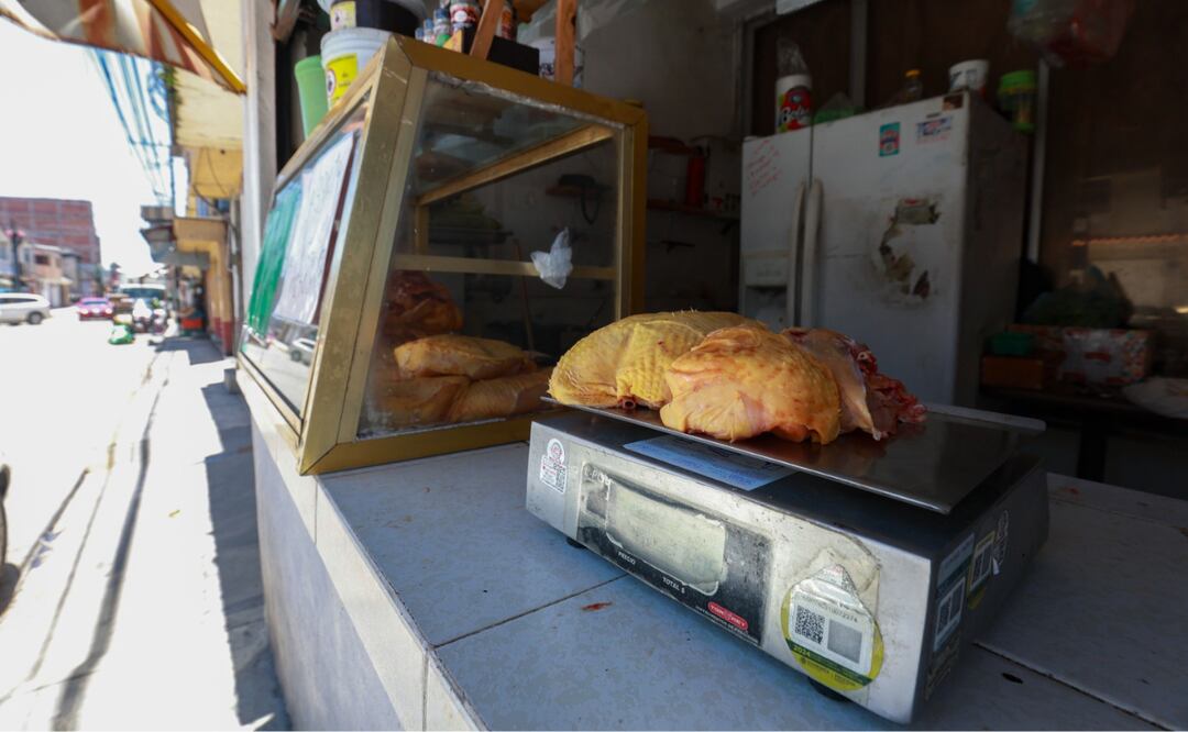 Comerciantes de pollo del Valle de Toluca denuncian que la Familia Michoacana les impone precios y proveedores, obligándolos a cerrar sus negocios. Foto: Alejandro Vargas