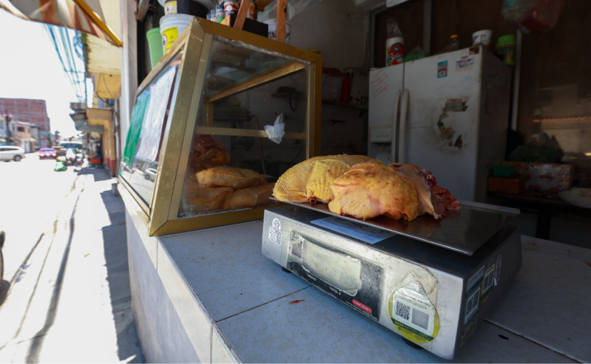 Comerciantes de pollo del Valle de Toluca denuncian que la Familia Michoacana les impone precios y proveedores, obligándolos a cerrar sus negocios. Foto: Alejandro Vargas