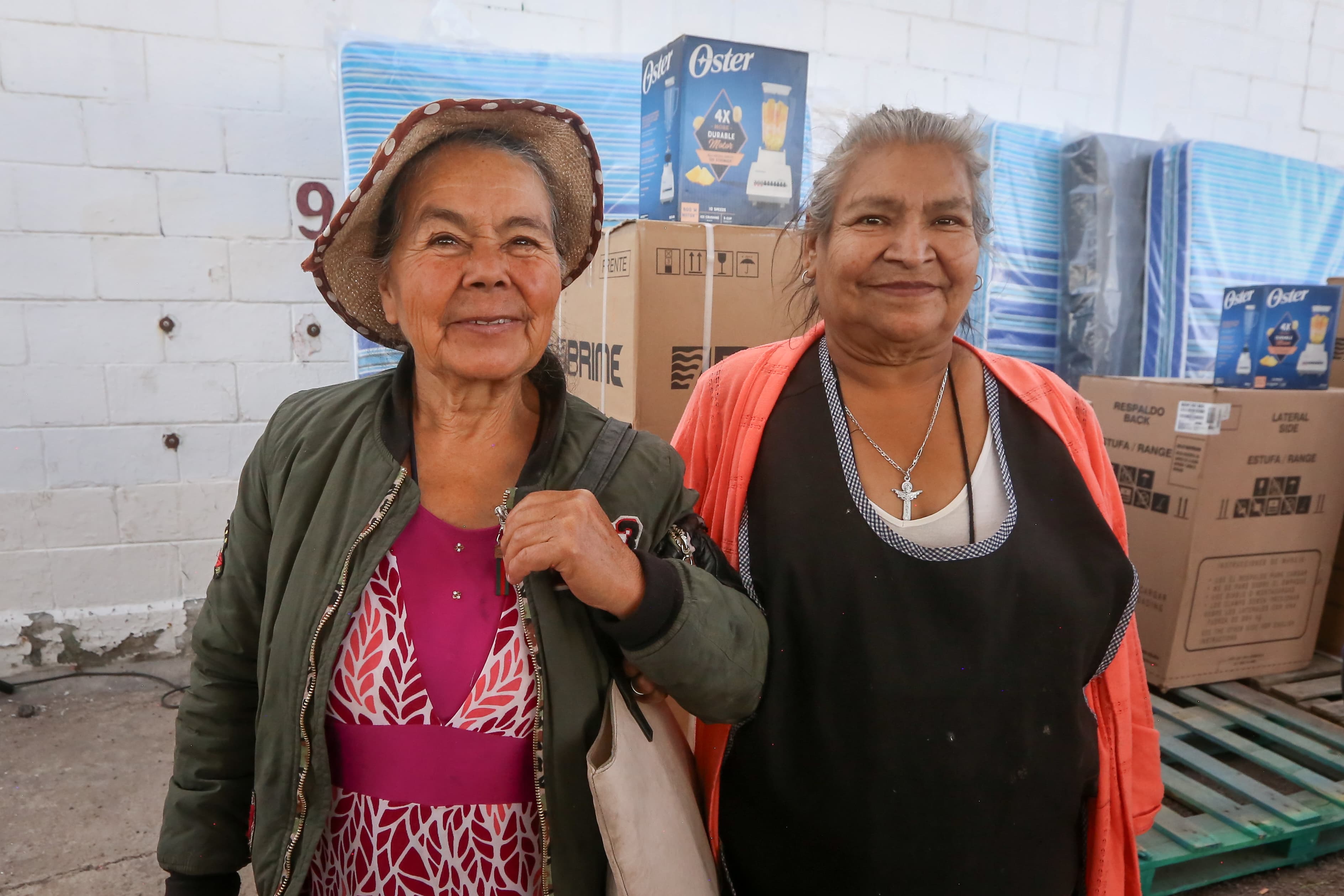 Las familias afectadas tras las lluvias recibieron enseres domésticos. Foto Luis Camacho