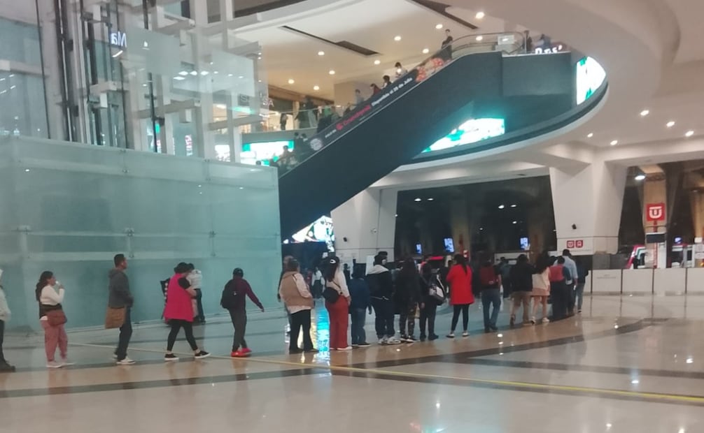 Andenes de la estación Tlalnepantla del sistema ferroviario con afluencia de usuarios afectados por el retraso. Foto Especial
