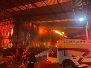 ¡Alerta! Fábrica textil arde en el centro de Ixtapaluca