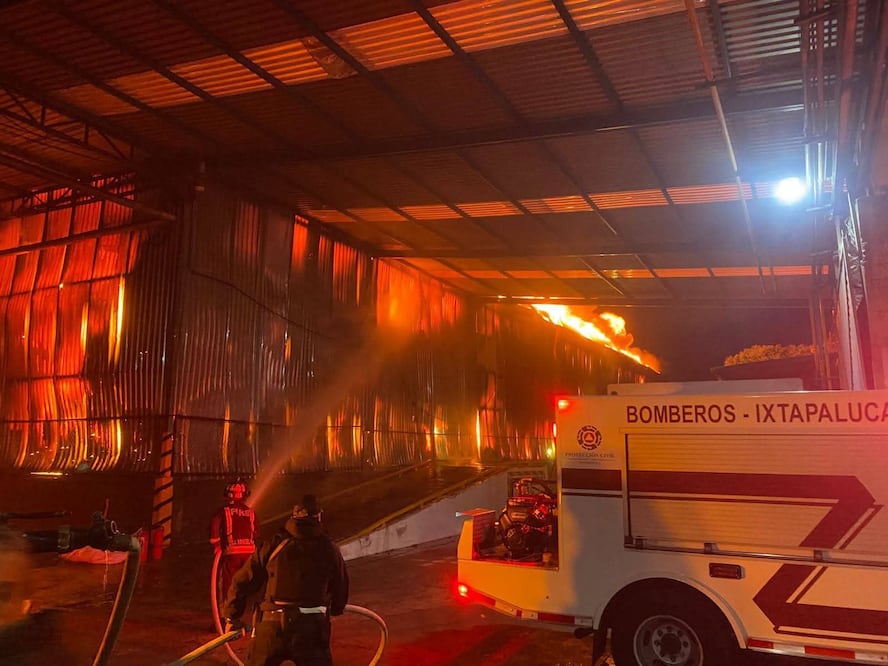 Elementos de Bomberos de Ixtapaluca y la Policía Municipal trabajan en la zona. La prioridad es sofocar el fuego y proteger a la población. Foto Especial