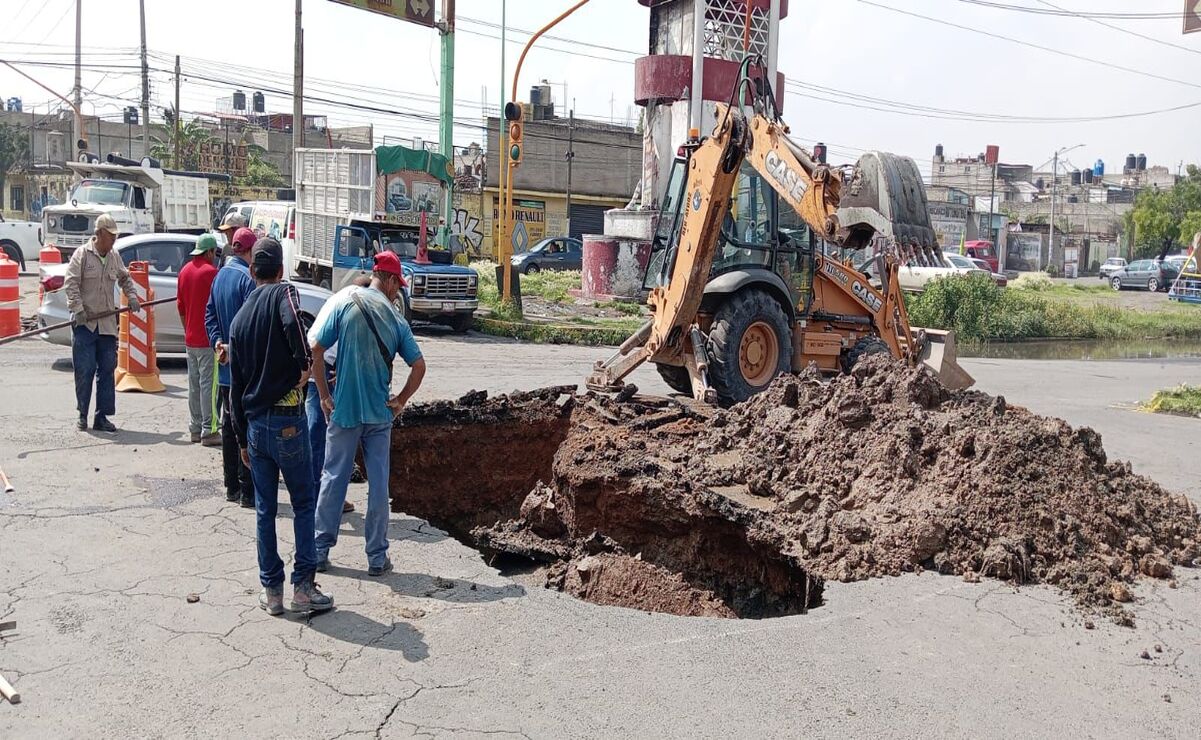 El socavón se abrió en la Vía Adolfo López Mateos (R-1), en la colonia Villas de Guadalupe Xalostoc / Foto Especial