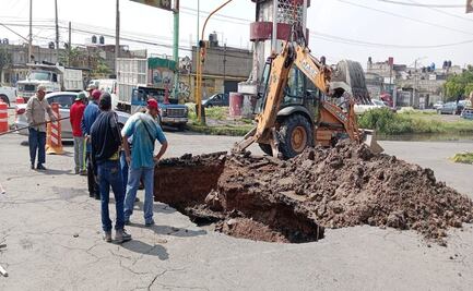 Reparan tubería afectada por socavón en Ecatepec, un vehículo quedó varado