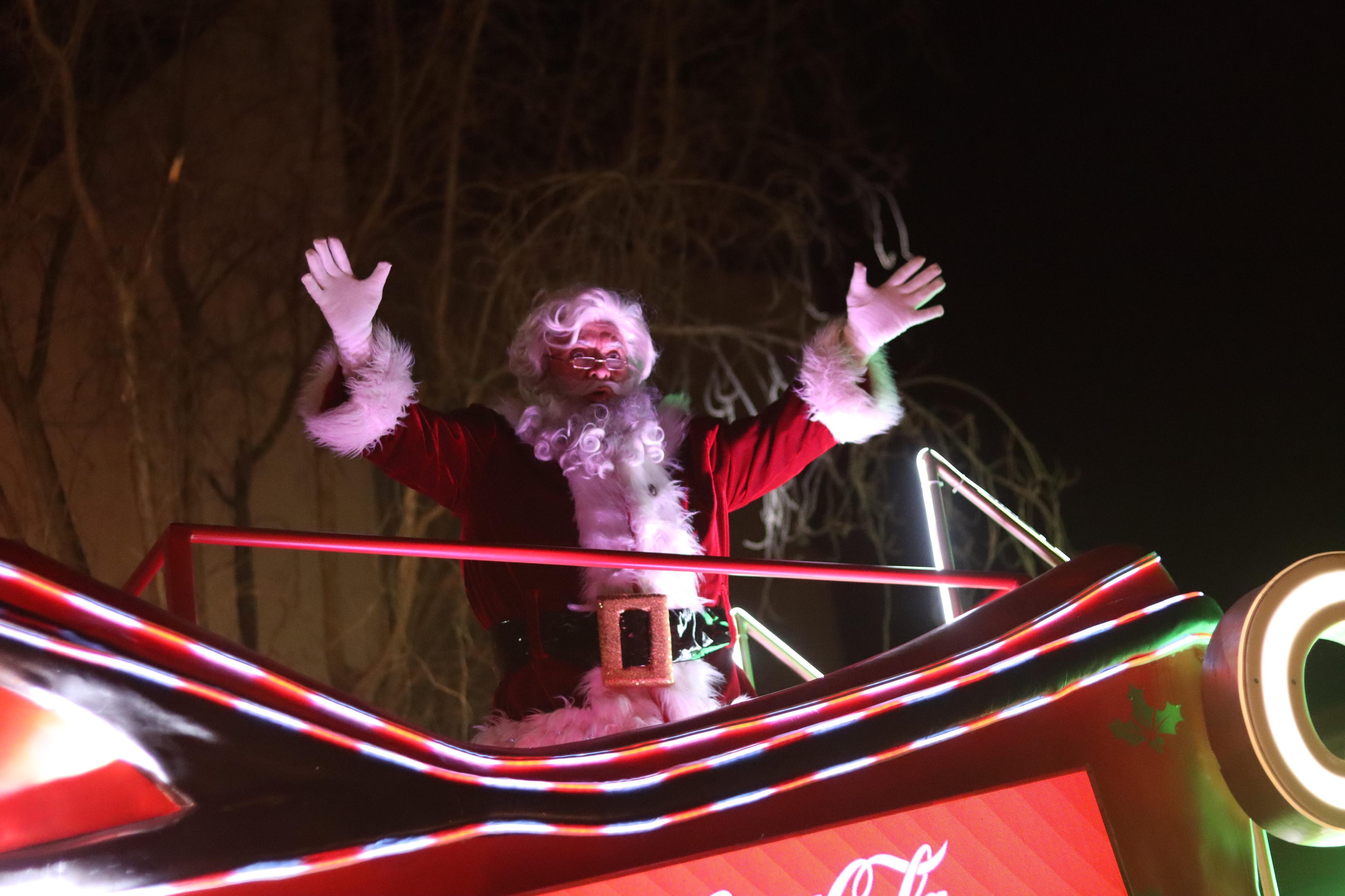 Con la llegada de la Caravana Coca-Cola, el espíritu navideño se apoderó de la ciudad. Foto Alejandra Santillán