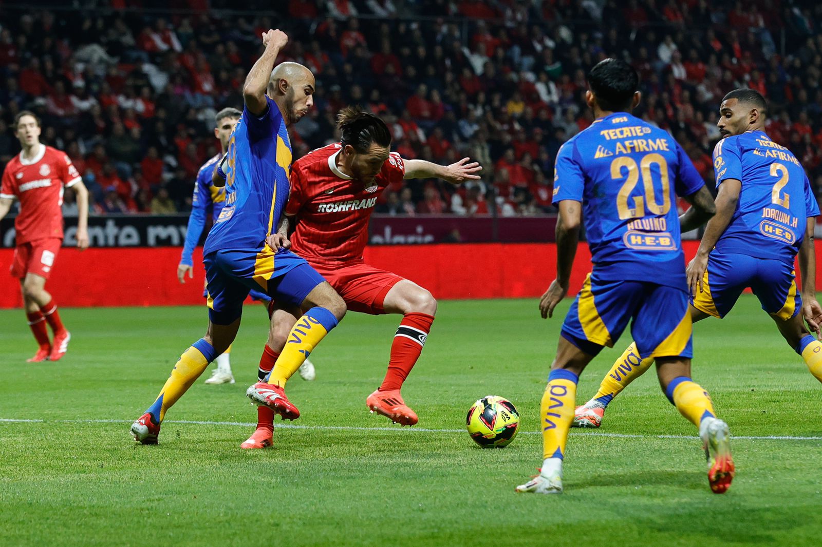 El portero de Tigres, Nahuel Guzmán, tuvo intervenciones clave para evitar goles del Toluca. Foto Jorge Alvarado